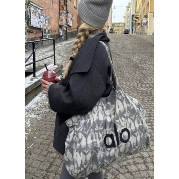 ALO YOGA Shopper Tote (2) - Picture 3 of 5